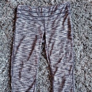 GREY PATTERNED CAPRIS